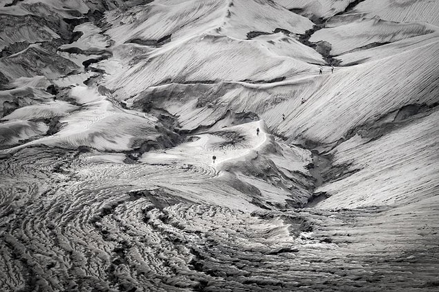 32. Endonzeya'da Bromo Dağında düzenlenen ultra maratonda koşan insanlar