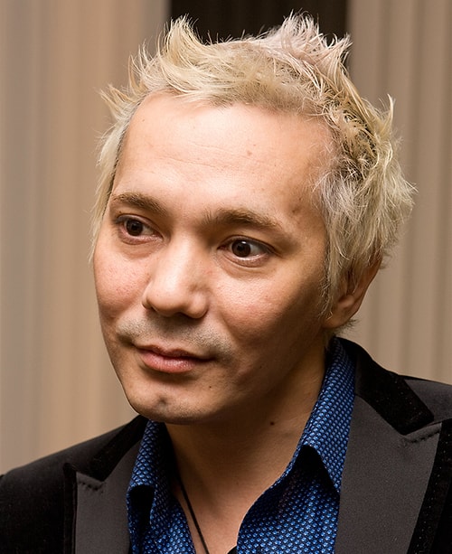 В 1998 году, после ухода Игоря Сорина из коллектива, Яковлев отправил по адресу продюсерского центра кассету со своими записями, и ему повезло – он стал членом музыкальной группы.