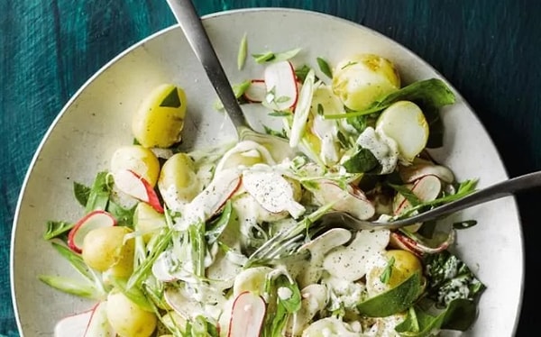 1. Салат из молодого картофеля, зеленого лука, редиса и щавеля