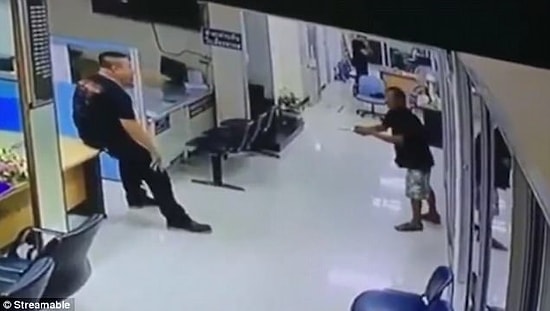 İyi İnsanlar İyi ki Varlar! Elinde Bıçakla Polis Karakoluna Giren Adamı Sakinleştiren Polis