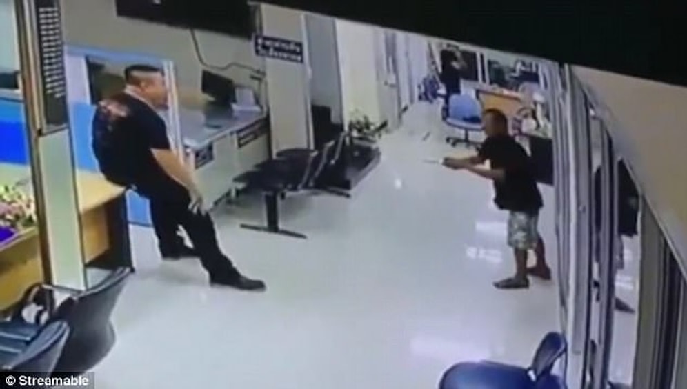 İyi İnsanlar İyi ki Varlar! Elinde Bıçakla Polis Karakoluna Giren Adamı Sakinleştiren Polis