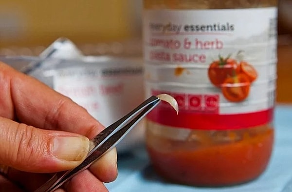 19. Ноготь в банке соуса Болоньезе :(