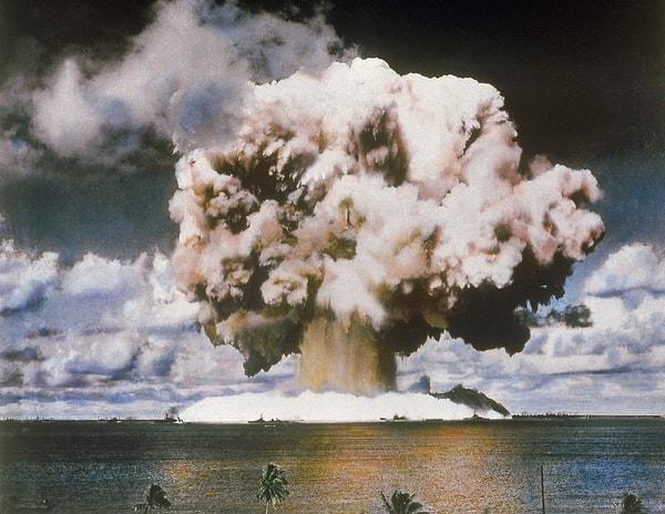 19. ABD, Marshall Adaları'nda bulunan Bikini Atoll'da atom bombası testi yaparken.