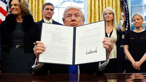 Trump'ın 27 Ocak'ta imzaladığı başkanlık kararnamesi, nüfusunun çoğu Müslüman 7 ülkenin (Suriye, Irak, İran, Libya, Somali, Sudan ve Yemen) vatandaşlarına 90 gün, mültecilere ise 120 gün ABD'ye giriş yasağı getirmişti.