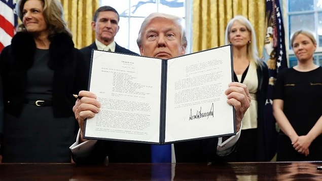 Trump'ın 27 Ocak'ta imzaladığı başkanlık kararnamesi, nüfusunun çoğu Müslüman 7 ülkenin (Suriye, Irak, İran, Libya, Somali, Sudan ve Yemen) vatandaşlarına 90 gün, mültecilere ise 120 gün ABD'ye giriş yasağı getirmişti.