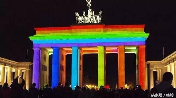 Almanya'da eşcinsel çiftler 2001 yılından bu tarafa birlikteliklerini resmi olarak kaydettirebiliyor ancak resmi olarak evlenemiyordu.