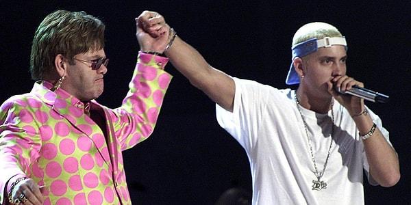 2. Eminem, madde bağımlılığının zirve yaptığı ve hayatının tehlikeye girdiği bir dönemde Elton John’dan yardım istemiş.