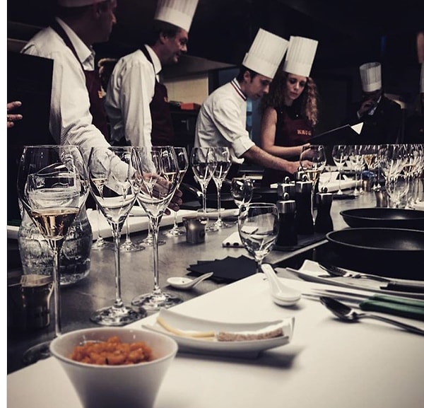 29. Ученики не имеют права употреблять алкоголь. Исключение составляют лишь специально организованные администрацией вечеринки, где разрешено пить вино.