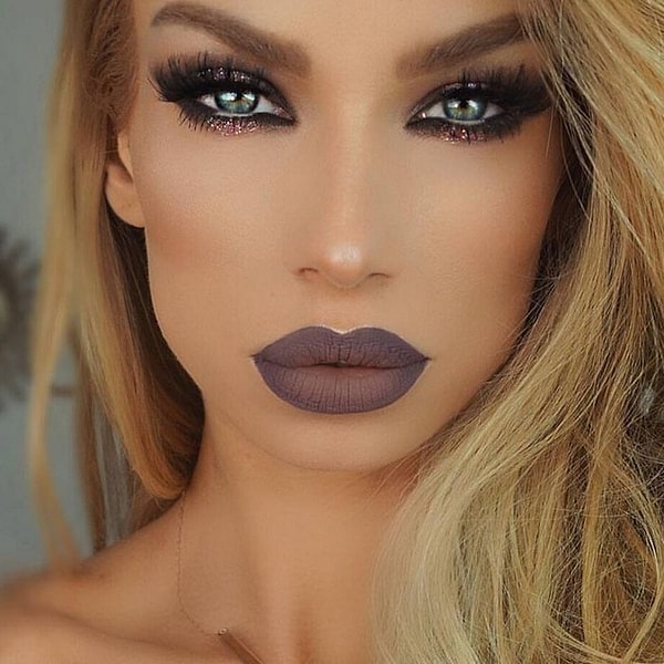 9. Что же касается вечернего макияжа, то тут к губам цвета серого асфальта прекрасно подойдут смоки с обилием блёсток и густыми накладными ресницами.