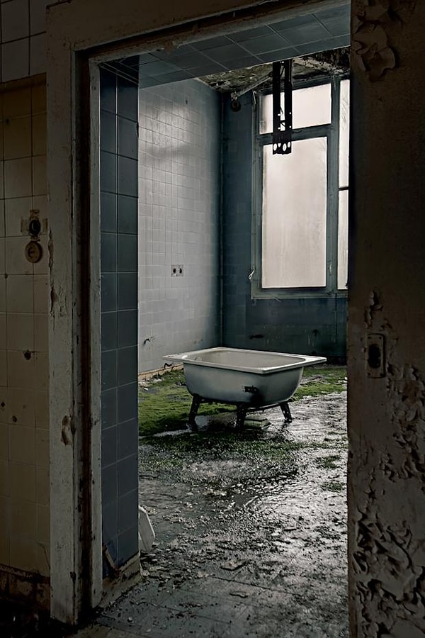 6. "Я воздерживалась от субъективных суждений о советской эпохе и старалась оставаться нейтральной, — рассказывает Личфилд. — Во все времена люди живут в общинах своей жизнью, которая не бывает полностью чёрной или белой, и моей целью было запечатлеть текущее состояние дел в фотографиях, сопроводив их текстовыми комментариями."