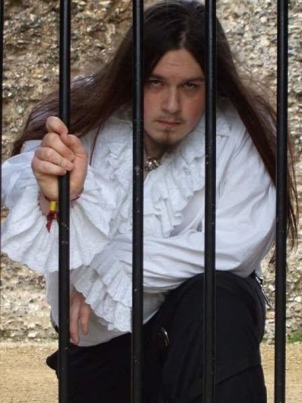 10. Сижу за решеткой в темнице сырой. Вскормленный в неволе орел молодой...