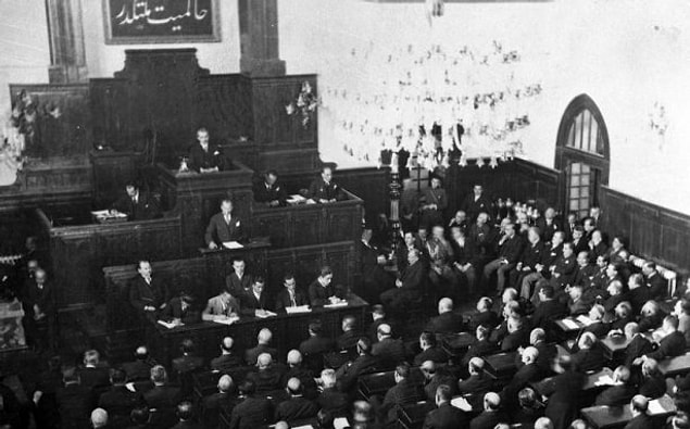 Cumhuriyetin 1945'lere kadar tek partiyle idare edildiği genel bir görüş ise de aslında TBMM kurulduğu ilk günden beri içerisinde muhalefeti barındırmaktaydı.