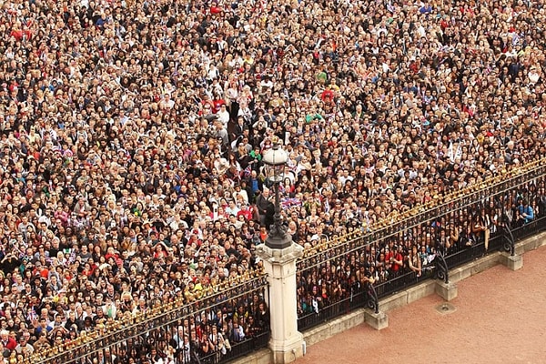 Вы приехали на церемонию, где уже толпилось много гостей. Но вдруг вы заметили странно одетого человека, шагающего по тропинке