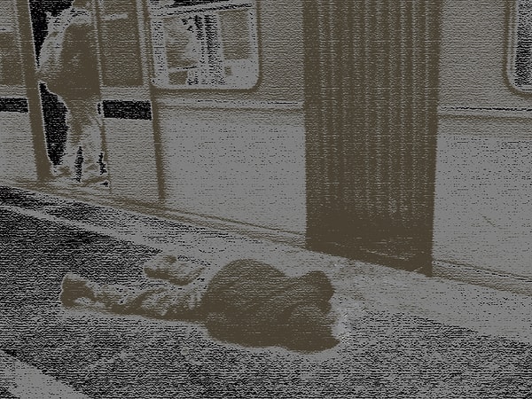 Вы сошли в метро и начали оглядываться вокруг. Уже почти потеряв надежды, вы услышали какой-то шум. Убили человека! И им был никто иной как тот, кто звонил с таксофона! Вы обследовали его карманы и нашли какой-то адрес.