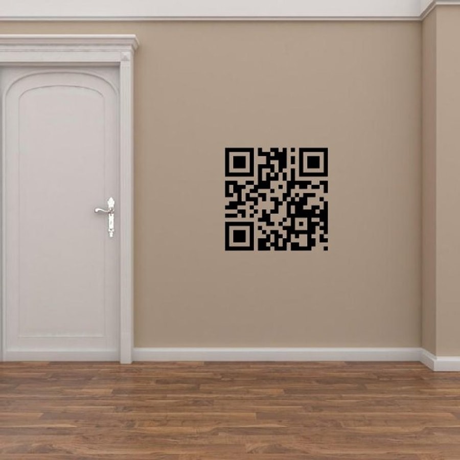 Qr наклейка. QR код на стене. QR код в интерьере. QR код на двери. Наклейка с QR кодом на дверь.