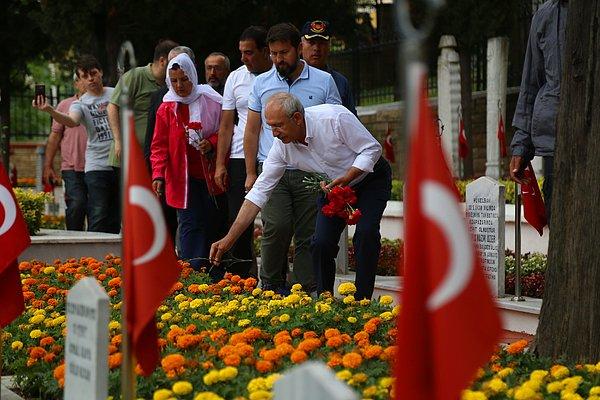 CHP Genel Başkanı Kılıçdaroğlu, yürüyüşe başlamadan önce İzmit Namazgah Şehitliği'nde Türkiye'nin ilk kadın belediye başkanı Leyla Atakan'ın mezarını ziyaret etti.
