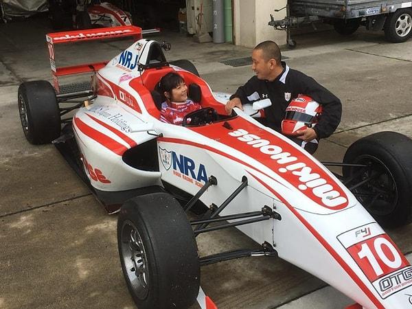 Eski bir Formula 1 yarışçısı olan babası Hideki Noda'nın ve çocuk kıyafetleri üreten Japon sponsor MikiHouse adlı firmanın destekleri ile Juju bu isteklerini gerçekleştirebilir.