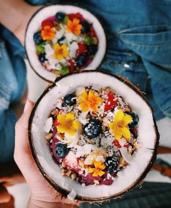 19. Густой смузи с ягодами асаи, который подаётся в кокосе