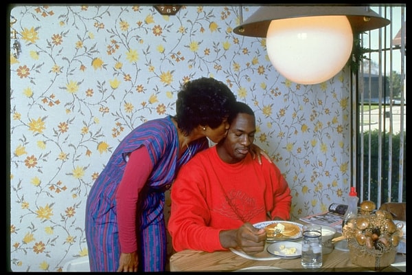 8. Мать за завтраком целует баскетболиста Майкла Джордана (1986 год)