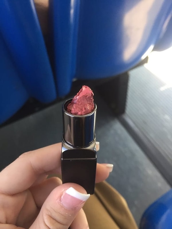7. Хотите подкрасить губы помадой, которую храните в сумочке? Не выйдет!