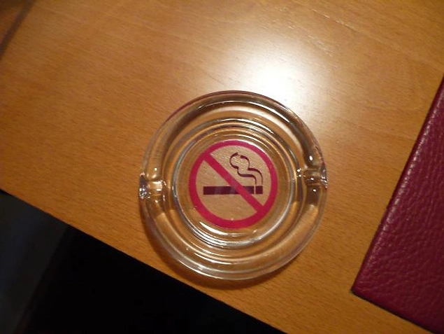 В номере для некурящих пепельница с наклейкой, что для курения ее использовать нельзя