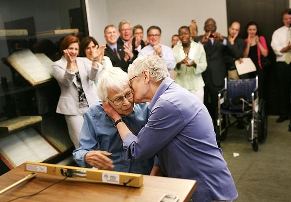 6. New York'ta eşcinsel evliliğin yasallaştırıldığı ilk gün, 76 yaşındaki Phyllis Siegel ve 84 yaşındaki eşi Connie Kopelov: