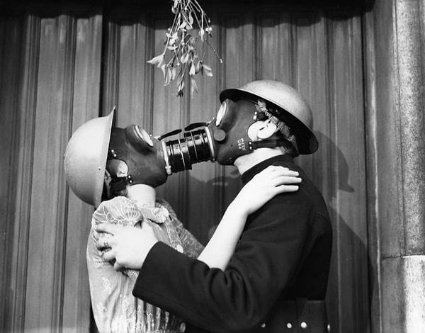 7. Nazi hava saldırısı tehdidine aldırmadan öpüşen gaz maskeli çift: