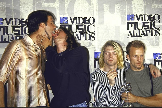 8. Nirvana bateristi David Grohl ve basçı Krist Novoselic 1993 MTV Video Müzik Ödülleri'nde öpüşürken: