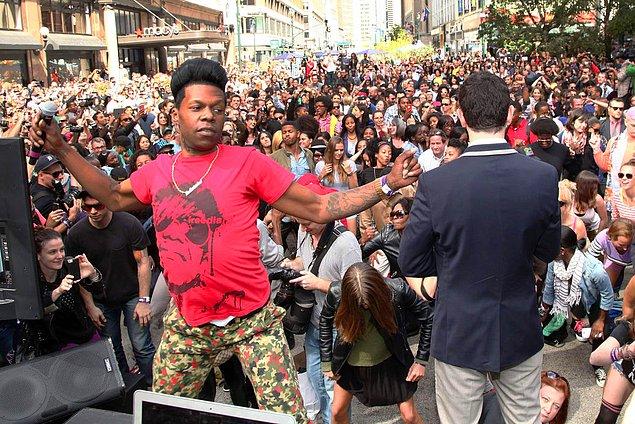 5. Aynı anda twerk yapan en fazla insanı, 2013'te rap müzik sanatçısı Big Freedia yönetiyor.