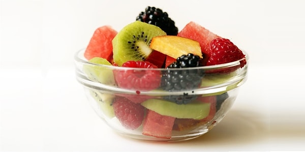 3. Экспериментируйте, смешивая фрукты разных цветов, структуры и консистенции