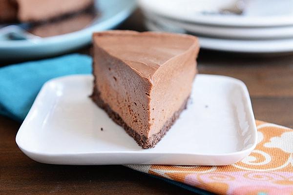 4. Kocaman bir dilim çikolatalı cheesecake.