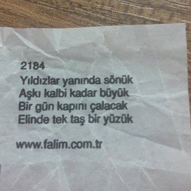 Ancak sosyal medyada birkaç gün önce dolaşan bu görsel kafaları karıştırdı. İddiaya göre şarkının sözleri, yıllar önce bir sakızın içinden çıkan maniye ait.