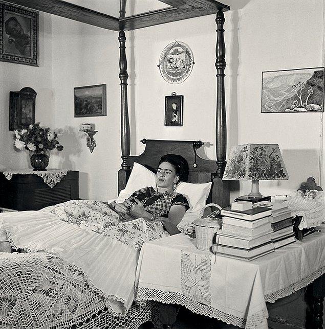 12. Freund'un çektiği fotoğraflar, Frida'nın son nefesine kadar sanatına olan derin bağlılığını gösterir nitelikteydi.