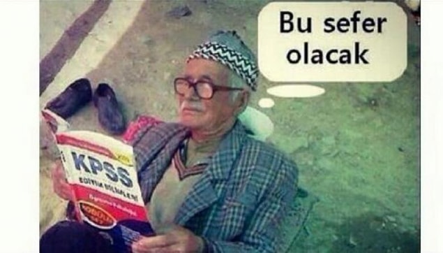 1. KPSS'ye hazırlık, dersler, sınavlar, mülakatlar başlı başına ömür çürüten bir durum ve çok da zorlu bir süreç. Böyle ortak bir alan olunca mizahı da gecikmiyor.