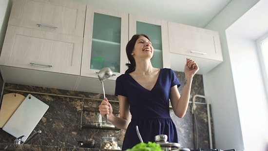 Yemek Yaparken Müzik Dinleyenlerin Çok İyi Bildiği 11 Durum