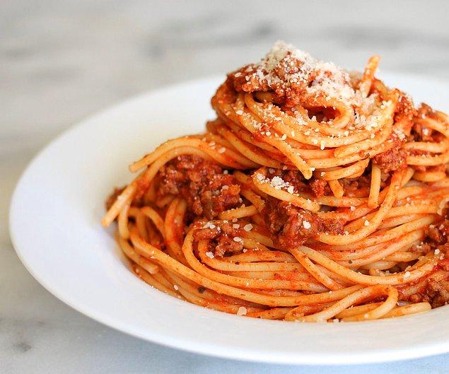 8. Herkesin bildiği İtalyanca bir kelime olan spaghetti, aslında spaghetto’nun çoğulu.