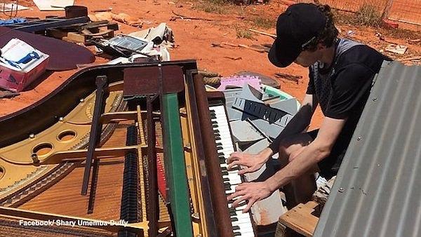 Avustralya’da bir çöp toplama alanında bulunan ve kendisine nadir rastlanan Steinway çocuk piyanosu