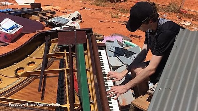 Avustralya’da bir çöp toplama alanında bulunan ve kendisine nadir rastlanan Steinway çocuk piyanosu