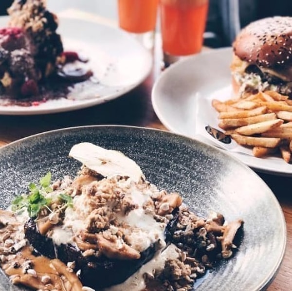 2. Исключение еженедельных походов в кафе позволит вам отправиться в Новую Зеландию!