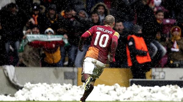 O dondurucu havada taraftarının da desteğini arkasına alan Galatasaray rakibi karşısında etkili bir oyun oynadı ve 85. dakikada Sneijder'in attığı golle Şampiyonlar Ligi'nde tur atladı.