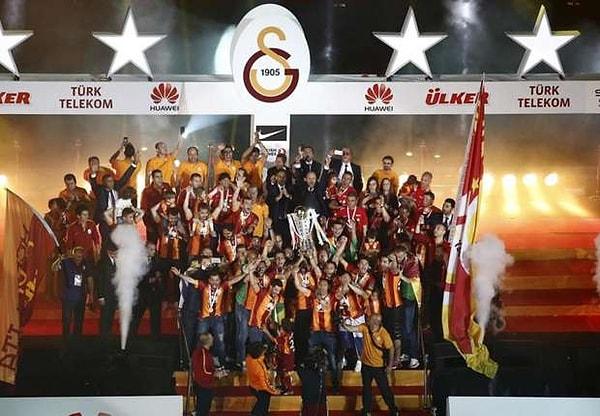 2. 2014-15 sezonunda Galatasaray, ligi Fenerbahçe'nin 3 puan önünde bitirerek şampiyon olmuştu. Özel bir şampiyonluktu çünkü o sene şampiyon olan takım armasına 4. yıldızı takacaktı.