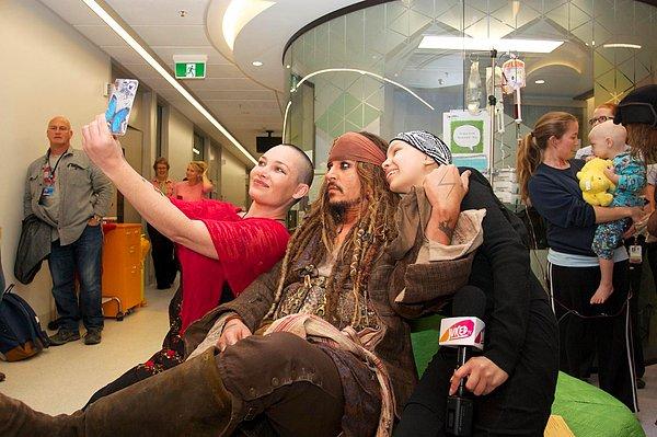 #23 Jack Sparrow kostümünü giyip kanser tedavisi görenler için hastaneye sürpriz bir ziyarette bulunan Johnny Depp.