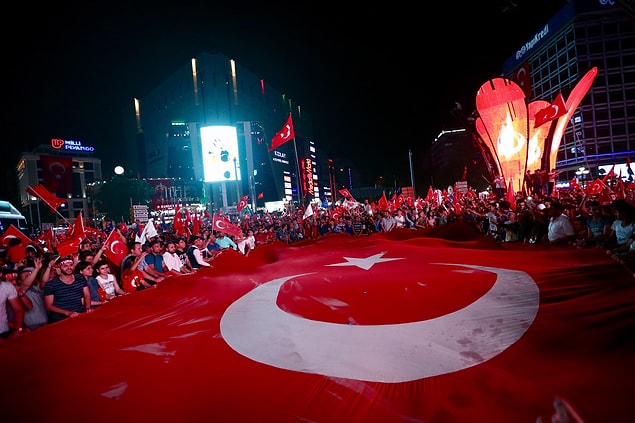 The Telegraph gazetesi de 'Cumhurbaşkanı Erdoğan'ın, darbecileri tek tip giysi ile mahkemeye çıkaralım' sözlerini manşete çıkardı.