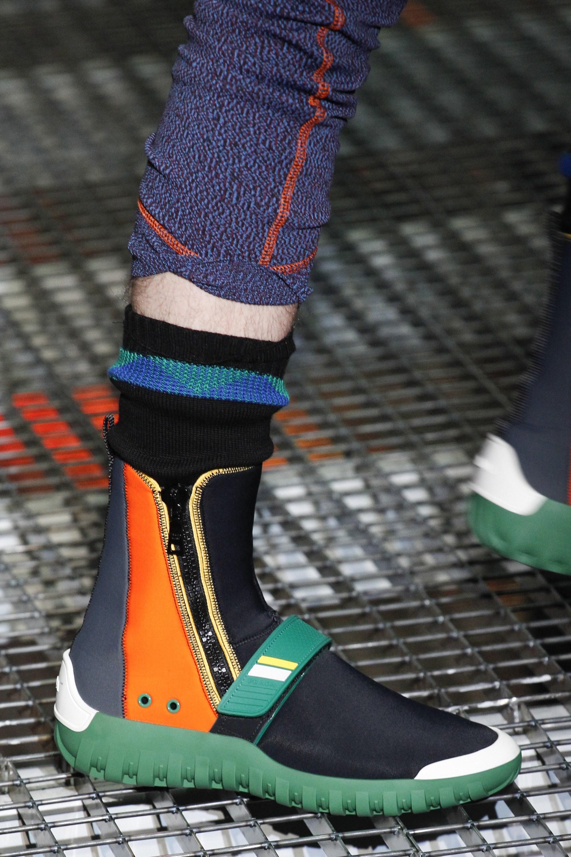 12. Prada da çorap gibi giyilen spor ayakkabıların çağında olduğumuzu gösteren markalar arasında.