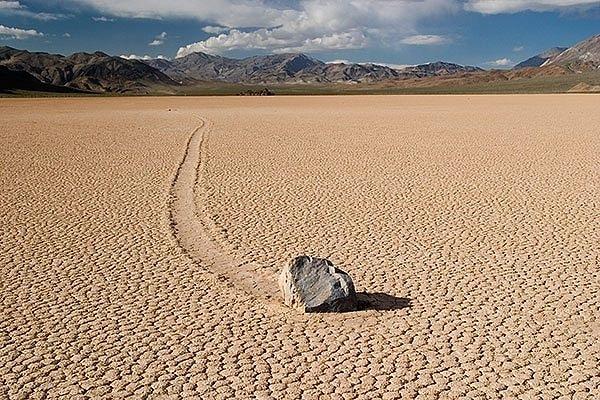 4. Nevada'daki bir çölde bu şekilde, kendi kendine ilerleyen taşlar keşfediliyor.