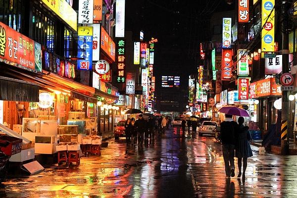 17. Başkent Seul'deki Deoksugong yolunda sevgilinizle yürürseniz bir süre sonra ayrılacağınıza inanılır.