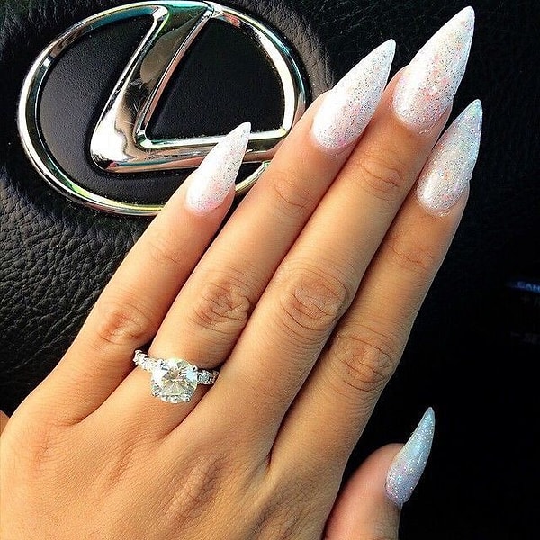 10. Острые ногти стилеты