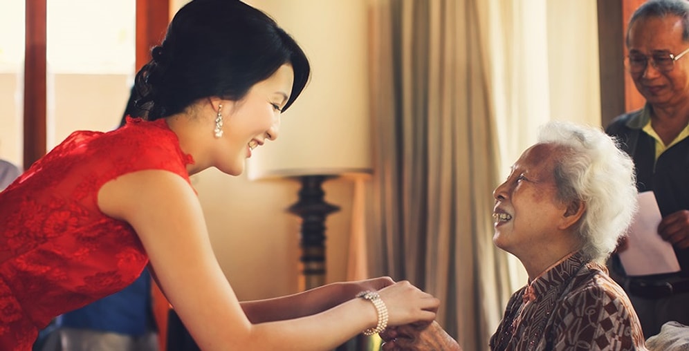 Мужчина вот уже 20 лет носит женскую одежду, чтобы помогать душевнобольной маме