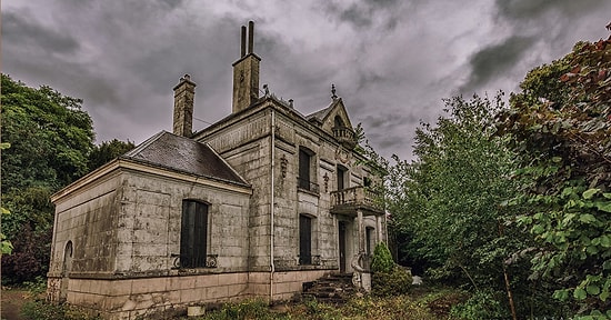 Фотограф нашел этот заброшенный дом во французской деревне и был шокирован тем, что увидел внутри