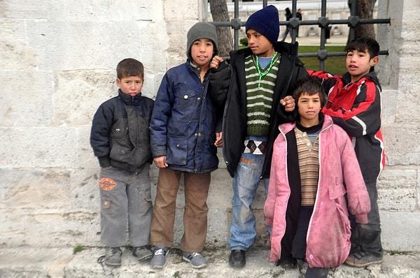 Türkiye’ de kampların dışında yaşayan Suriyelilerin % 20‘sinin ülkesinde aile ferdi kalmamıştır; öte yandan %32’sinin Türkiye dışındaki ülkelerde akrabası bulunmaktadır.